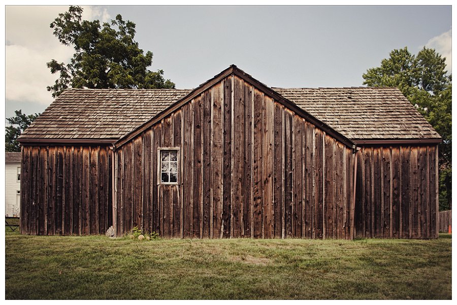 1123_0052_Ashley+Robbie_Wedding_Alexander-Majors-Barn_Kansas-City_Photo.jpg